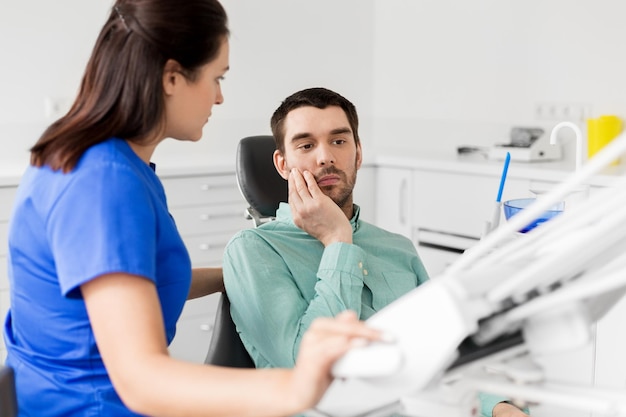 Photo patient with toothache at dentist office