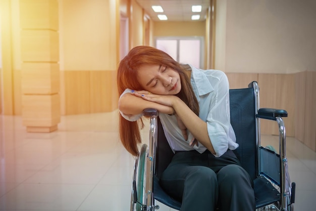 patiënt zit rolstoelen in het ziekenhuis