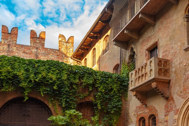 Patio e balcone della casa di romeo e giulietta a verona, italia