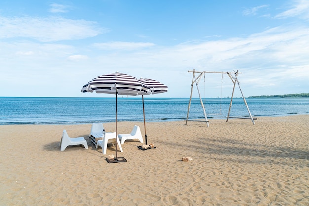 Patio buiten tafel en stoel op het strand met zee strand achtergrond