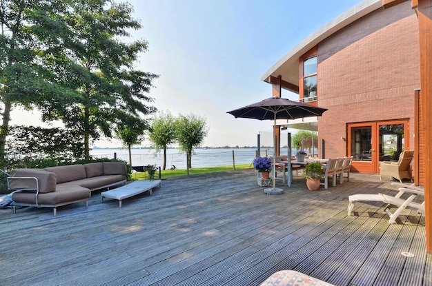 Photo a patio with furniture and a view of the water