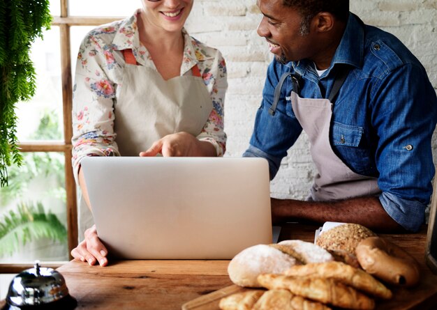 Patisseriepartner die samen in de winkel praat