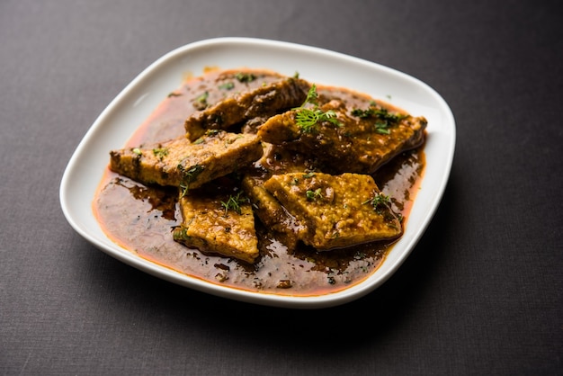 Patodi Rassa Bhaji of patwadi Sabji, een populair Maharashtrisch gekruid recept geserveerd met Chapati en salade. Selectieve focus