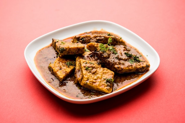 Patodi Rassa Bhaji of patwadi Sabji, een populair Maharashtrisch gekruid recept geserveerd met Chapati en salade. Selectieve focus