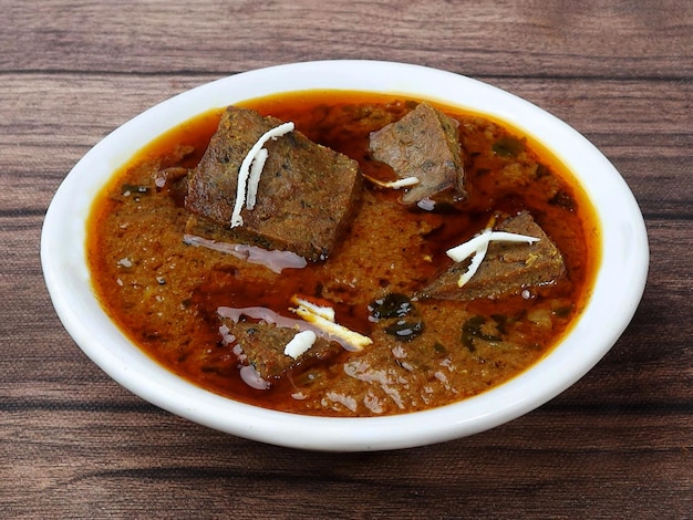 사진 patodi rassa bhaji 또는 patwadi sabji 인기 있는 maharashtrian 매운 요리법, chapati 및 샐러드 제공 선택적 포커스