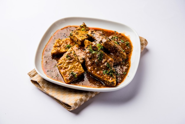 Патоди Расса Бхаджи или патвади Сабджи, популярный махараштрийский пряный рецепт, который подают с чапати и салатом. Выборочный фокус