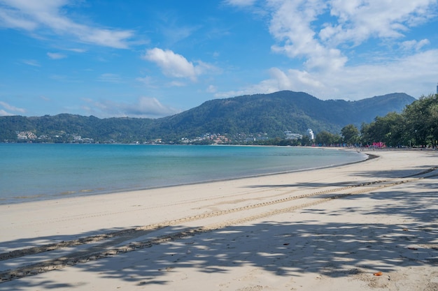 Patong strand in de ochtend met schaduw kokospalmen op zandstrand in Phuket Thailand.