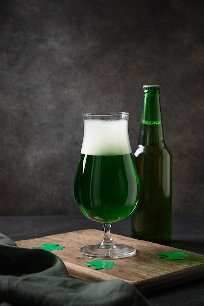 Birra e bottiglia verdi tradizionali di san patrizio