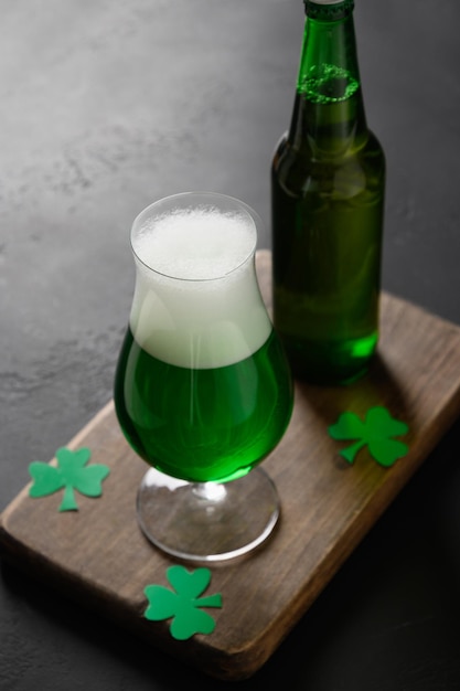 Foto patrick's day traditioneel groen bier en fles