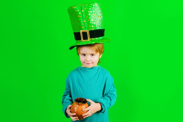 Patricks day bambino con cappello verde con pentola con oro tradizioni di sconto vendita giorno di san patrizio