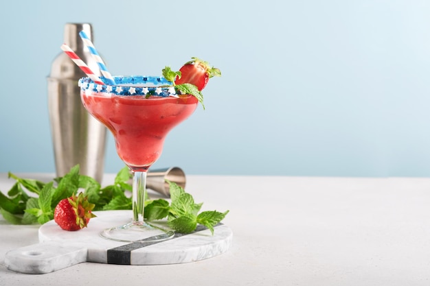 애국 칵테일 7월 4일 미국 독립 기념일 축하를 위한 딸기 민트와 아이스 음료를 곁들인 유리 마가리타 칵테일
