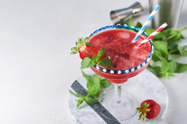 Photo patriotic cocktail 4th july glass margarita cocktail with strawberry mint and iced drinks for american independence day celebration