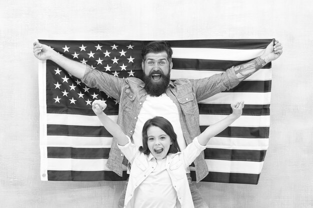 写真 愛国心が強い家族の独立記念日は家族が再会してリラックスするチャンスです独立記念日7月4日アメリカ人は独立記念日を祝います父と娘のアメリカの旗