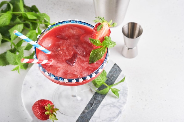 Patriottische cocktail 4 juli Glazen margarita-cocktail met aardbeienmunt en ijskoude drankjes voor de viering van de Amerikaanse onafhankelijkheidsdag