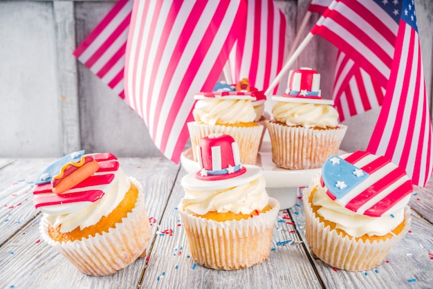 Patriottische vs cupcakes over vlaggen op houten tafel