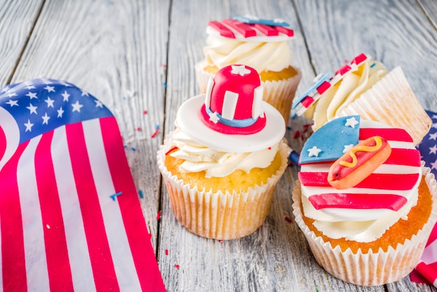 Patriottische VS cupcakes over vlaggen op houten tafel