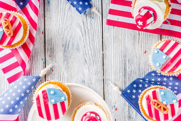 Patriottische VS cupcakes over vlaggen op houten tafel