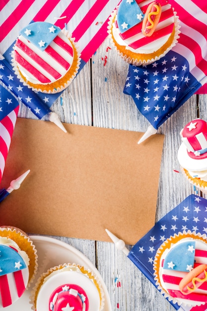 Patriottische VS cupcakes over vlaggen op houten tafel