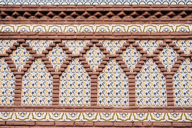 Patronen op de gevel in een voorbeeld van Mudejar-architectuur