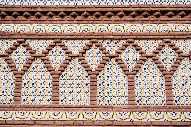 Patronen op de gevel in een voorbeeld van Mudejar-architectuur