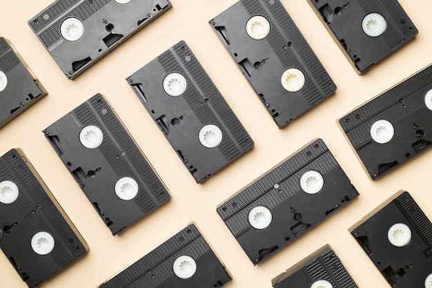 Patroon gemaakt met oude tape VHS-cassette op kleur achtergrond bovenaanzicht