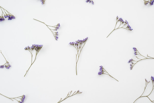 Patroon gemaakt van droge bloemen op tafel