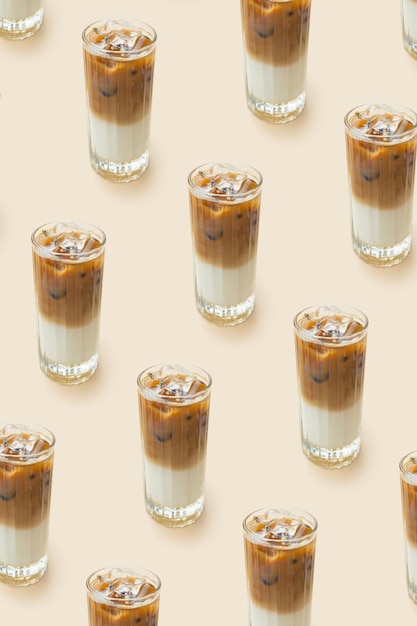 Patroon gemaakt van latte latte koffie in glas op beige achtergrond Zomer verse koffie drinken