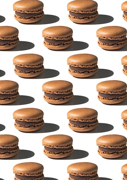 Patroon met chocolade macarons op witte achtergrond