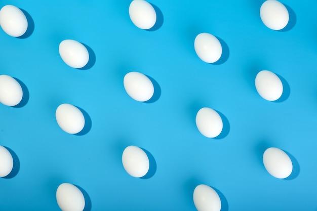 Foto patroon met eieren op blauwe achtergrond