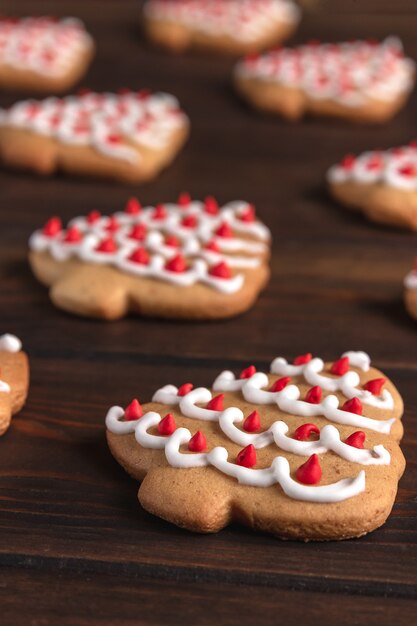 Patroon met koekjes vormige kerstboom op een donkere houten achtergrond