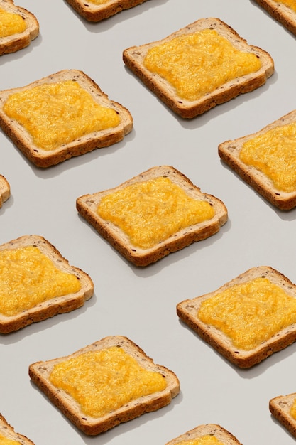 Patroon met toast en citroenjam op grijze ondergrond