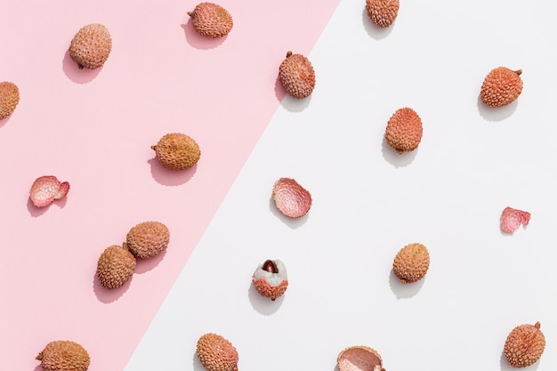 Patroon met vers lychee-fruit op pastelroze witte achtergrond