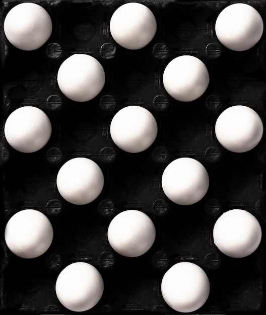 Patroon met witte eieren op een donkere achtergrond van boven naar beneden