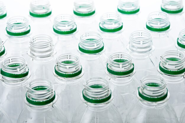 Patroon van doorzichtige plastic flessen zonder deksels