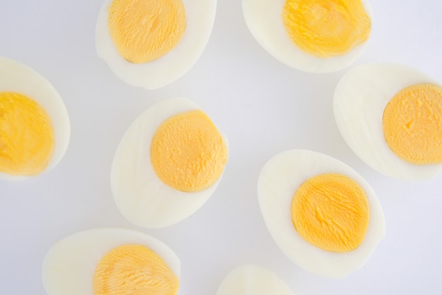 Patroon van gekookte eieren op wit