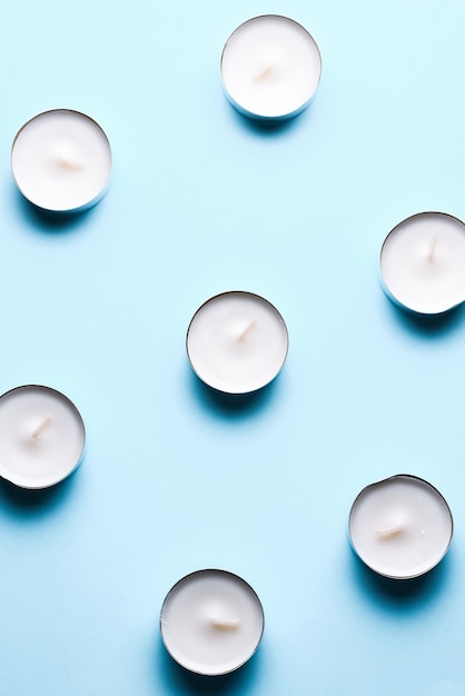Foto patroon van kaarsen op een blauwe achtergrond