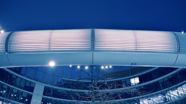Patroon van kantoorgebouwen die 's nachts verlicht zijn Verlichting met glazen architectuurgevel