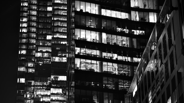 Patroon van kantoorgebouwen vensters verlicht's nachts Glasarchitectuur bedrijfsgebouw