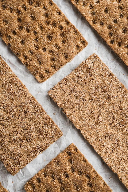 Patroon van knapperige tarwe, rogge en maïs flatbread crackers Gezonde voeding achtergrond Bovenaanzicht