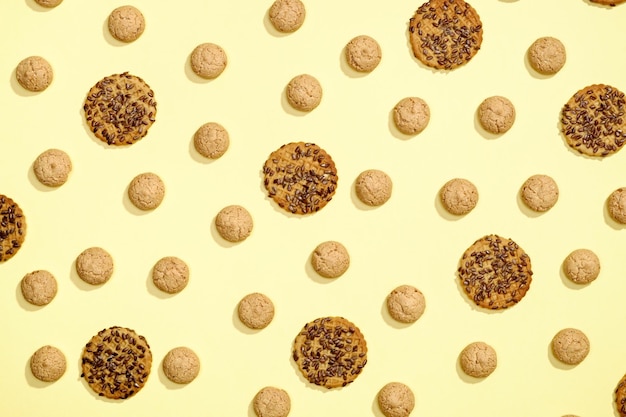 Patroon van koekjes op een gele achtergrond
