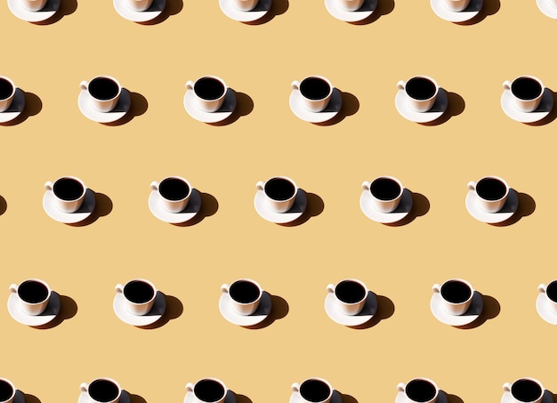 Foto patroon van koffiekopje en plaatschaduw van zon op beige terracottaachtergrond