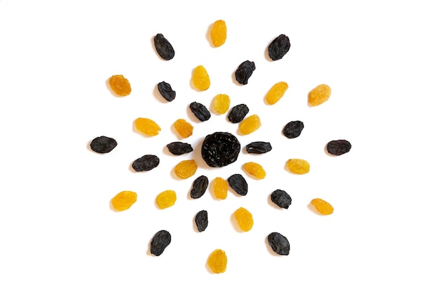 Patroon van Noten gele en zwarte rozijnen pruimen op een witte achtergrond in de vorm van een cirkel Concepten over decoratie gezond eten en voedsel achtergrond