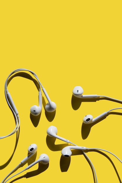 Foto patroon van oortelefoons op een gele achtergrond met grafische schaduwen