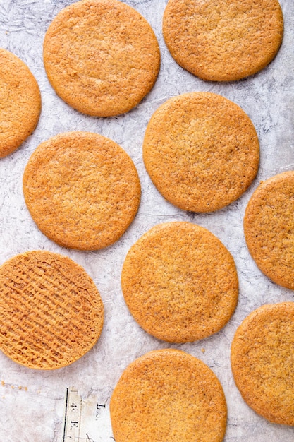 Foto patroon van ronde peperkoekkoekjes op een grijze achtergrond