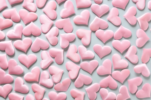 Patroon van roze romantische harten op blauwe achtergrond. Valentijnsdag textuur. Liefde concept.