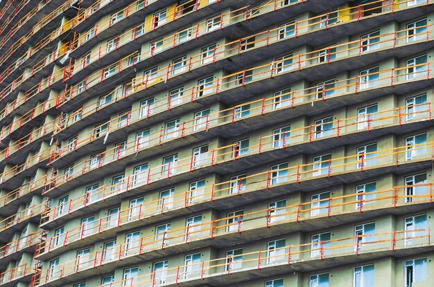 Patroon van vensters in condominiumruimte met bijgevoegd klein balkon.