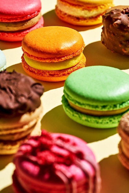 Patroon van verschillende macarons met verschillende smaken Felle kleuren Frans gebak