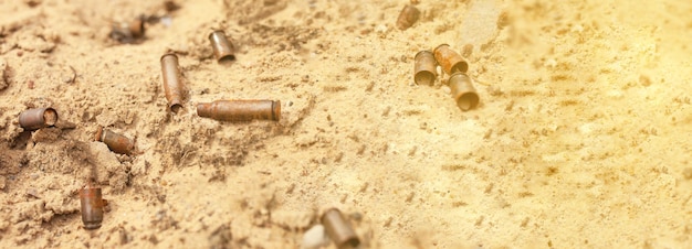 Patroonhulzen op het zand. geweer- en pistoolpatronen