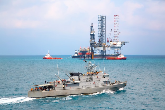 Patrouilleschip in de golf van Thailand met het platformachtergrond van het booreilandboring