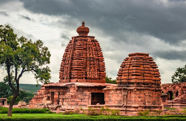 Foto pattadakal tempelcomplex groep van monumenten adembenemende stenen kunst met dramatische hemel